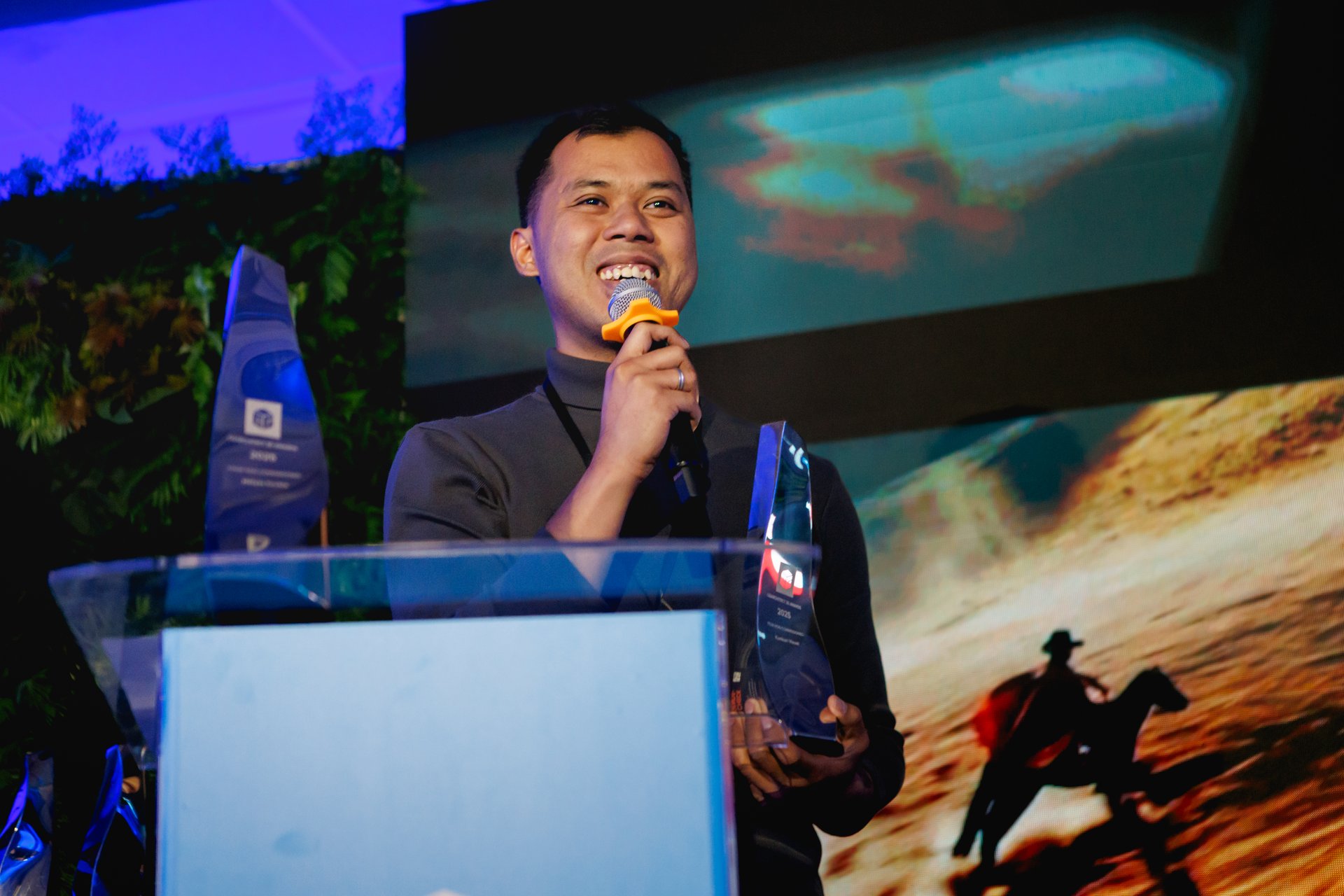 Kunkun Visual accepting an award on stage