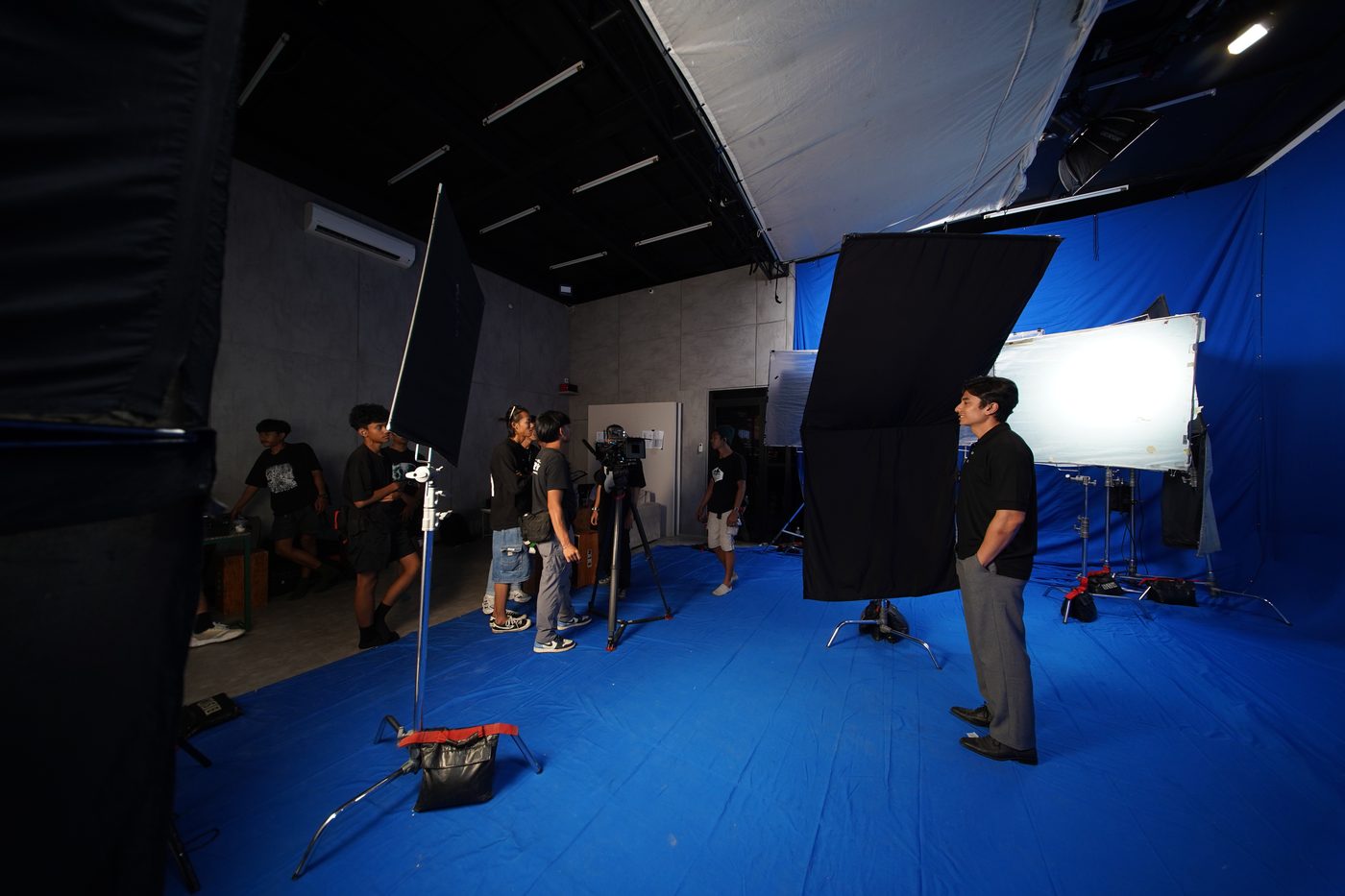 After AI era ; Virtual Shooting on Studio (3 people)